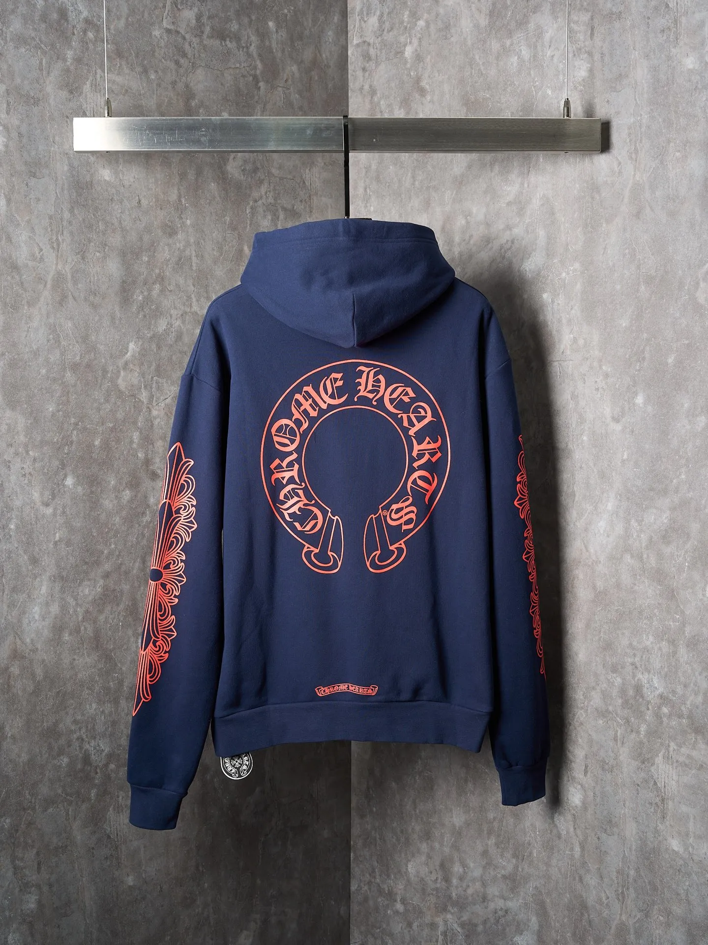 P420 Physical auction】Chrome Hearts/Chrome Heart red horseshoe print hooded sweatshirt [Ready stock] S M L A rebellious ceremony about wearing and performing. Adopt glue printing. The printing has been modified three times by the film screen. Use glue liquid paint to print the pattern on the fabric. Bake the fabric to fix the printed pattern. The fabrics have been washed and have a better hand feel. Not easy to deform, not easy to shrink, not easy to fade. Maintain long-term beauty and loose fit.